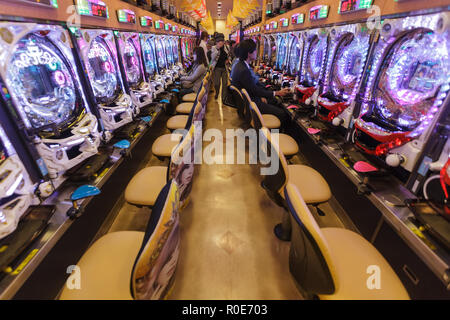 KYOTO, JAPAN, November 15, 2011: Einige Kunden haben die Möglichkeit, das Spielen in einem Pachinko Hall, traditionelle japanische Spiel in Kyoto, Japan Stockfoto