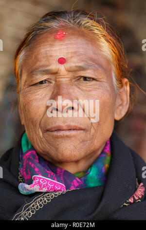 BHAKTAPUR, Nepal, 26. NOVEMBER: Porträt eines alten nepalesischen Frau in Bhaktapur, Nepal am 26. November 2010 Stockfoto