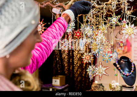 Frau kaufen Christbaumkugeln und Ornamente auf dem Markt Stockfoto