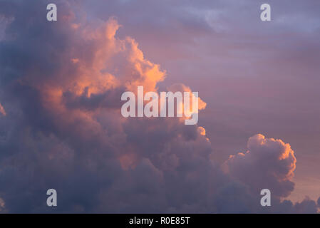 Typ cumulus Wolken Sonnenuntergang mit warmen Farben. Stockfoto