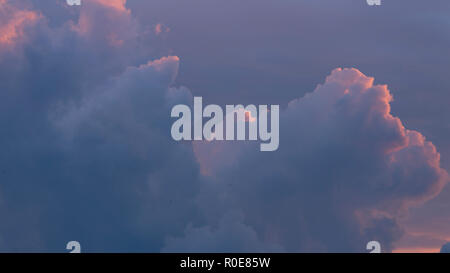 Typ cumulus Wolken Sonnenuntergang mit warmen Farben. Stockfoto