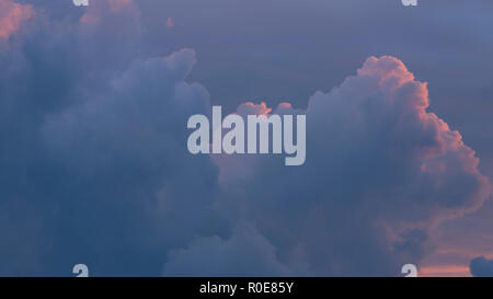 Typ cumulus Wolken Sonnenuntergang mit warmen Farben. Stockfoto