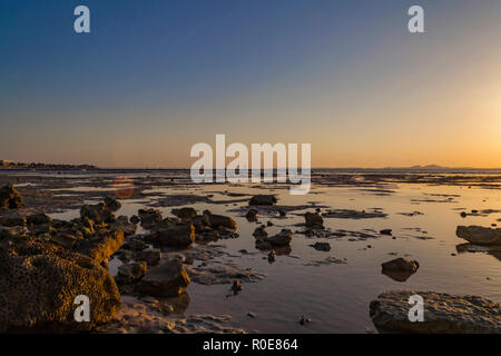 Schönen Sonnenuntergang in Sharm-El-Sheikh, Ägypten auf die Insel Tiran und das Rote Meer, Saudi-Arabien Stockfoto