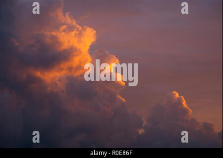 Typ cumulus Wolken Sonnenuntergang mit warmen Farben. Stockfoto