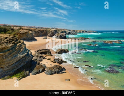 Felsformationen auf Samoqueira Strand von Porto Covo, das Alentejo, Portugal Stockfoto