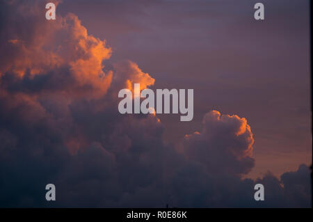 Typ cumulus Wolken Sonnenuntergang mit warmen Farben. Stockfoto