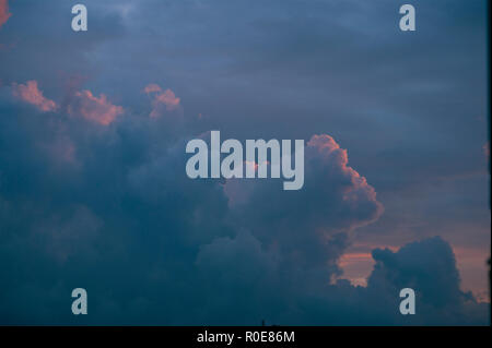 Typ cumulus Wolken Sonnenuntergang mit warmen Farben. Stockfoto