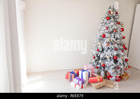 Weihnachten Weihnachtsbaum mit Geschenken in einem weißen Raum im Winter Stockfoto