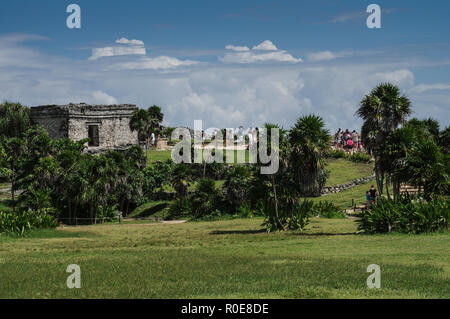 Touristen, die in der Maya Ruinen in Tulum, Mexiko - Haus der Cenote auf der linken Seite Stockfoto