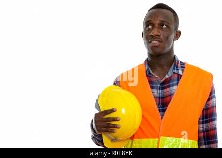Studio shot von jungen schwarzen afrikanischen Mann Bauarbeiter denke Stockfoto