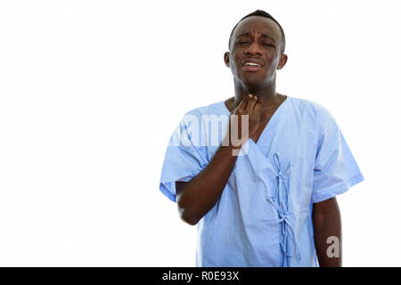 Studio shot von jungen schwarzen afrikanischen Mann Patienten mit Wunden throa Stockfoto