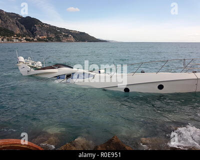 Menton, Frankreich - 3. November 2018: Nahaufnahme der Luxusyacht halb Versunkenen nach Adrian Sturm in das Mittelmeer. Menton, Frankreich, Europa Stockfoto