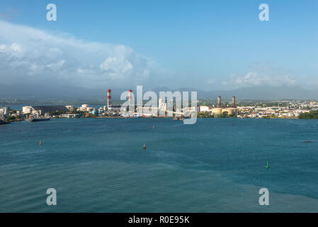 Pointe-à-Pitre, Guadeloupe - Dezember 20, 2016: industrielle Landschaft mit einem elektrischen Power Station, oil Storage tank, Lagerhallen am Ufer des Poi Stockfoto