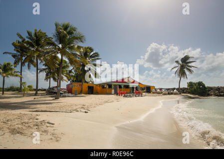 Le Gosier, Guadeloupe - Dezember 20, 2016: Blick auf Verleih Gebäude in einem wunderschönen sonnigen Tag im schönen erholsamen Strand in der Nähe von Le Gosier, Guadeloupe, Stockfoto