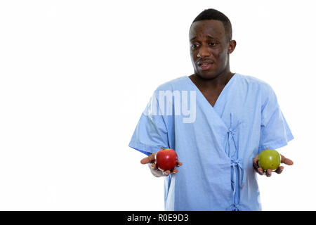 Studio shot von jungen schwarzen afrikanischen Mann verwirrt Patienten suchen Stockfoto