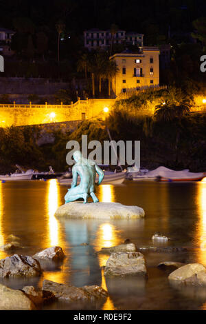 Eine erstaunliche Aussicht auf die Bucht der Stille', Baia del Slienzio, Sestri Levante (Ge), Ligurien, Italien, in der Dämmerung, mit der Bronze fisherman Skulptur Stockfoto