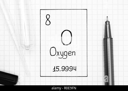 Das Periodensystem der Elemente. Handschrift chemische Element Sauerstoff O mit schwarzem Stift, Reagenzglas und Pipette. Close-up. Stockfoto