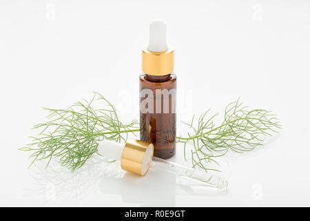 Fenchel ätherisches Öl auf weißem Hintergrund. Foeniculum vulgare Stockfoto