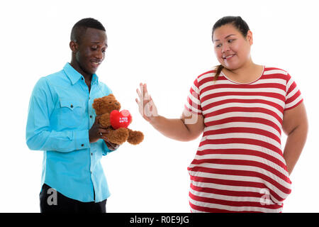 Happy afrikanischen Mann, Teddybären zu Fett asiatische Frau Stockfoto