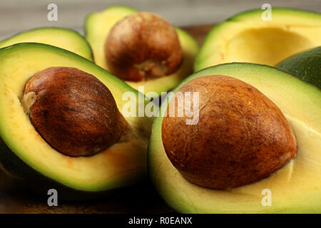 Nahaufnahme auf Avocado Hälften, Detail auf den Samen und Zellstoff. Stockfoto