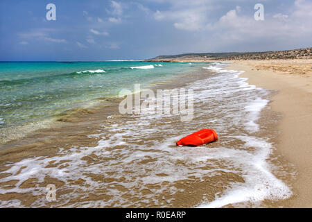 Helles Rot Kunststoff Öl (oder Spülmittel) Container auf der wunderschönen unberührten Strand. Ozean Kunststoffe Konzept littering. Karpazz, Nordzypern. Stockfoto