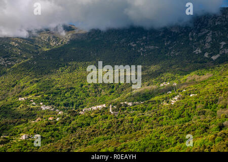 Monte Stello massiv über Dorf von Sisco, Cap Corse, Haute-Corse, Korsika, Frankreich Stockfoto