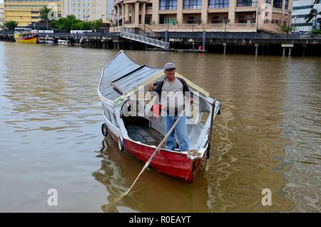 Bootsführer auf der Fähre Taxi für Sarawak Fluss Kuching Ost Malaysia Stockfoto