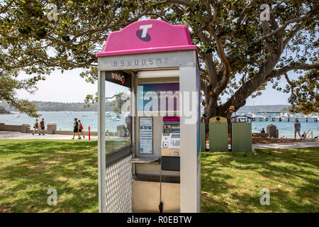Traditionelle Telefonzelle, betrieben von Telstra in Sydney, NSW, Australien Stockfoto
