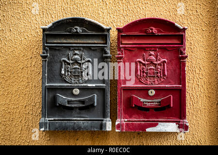 Rostig roten und schwarzen Postbox, Italien Stockfoto