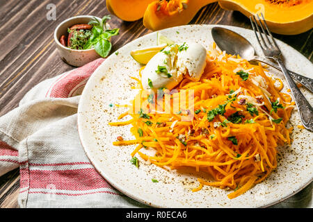 Butternut-kürbis Nudeln mit mozzarela, Pekannüsse, Kräuter Stockfoto