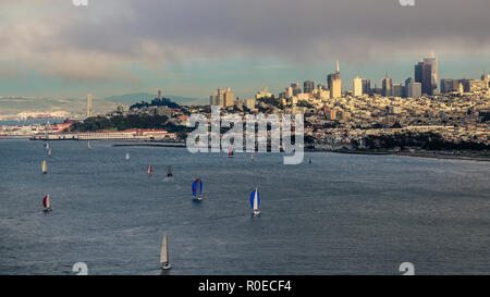 Boote segeln in der Bucht von San Francisco Stockfoto