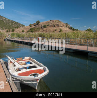 Pontoon Bridge connectingthe Insel Agios Achillios mit dem Festland Stockfoto