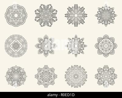 Satz von reich verzierten Mandala Symbole. Die kreisförmige Muster. Vector Illustration. Symmetrische abstrakte Objekte auf hellen Hintergrund isoliert. Ethnische dekorative Stock Vektor