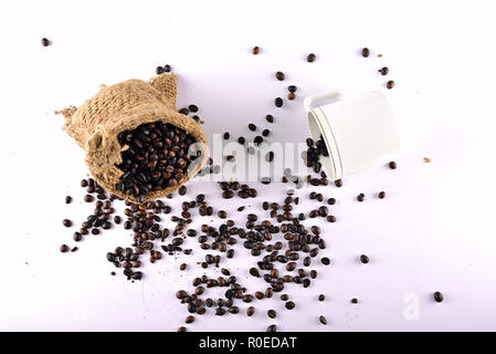Kaffee Tasche und Kaffee Tasse auf weißem Hintergrund Stockfoto