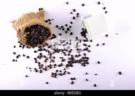 Kaffee Tasche und Kaffee Tasse auf weißem Hintergrund Stockfoto