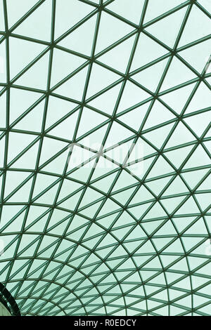 Glasdach über dem Atrium des British Museum in London, England Stockfoto