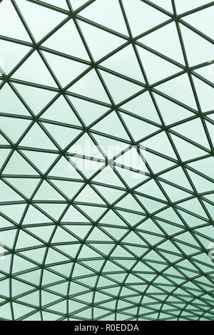 Glasdach über dem Atrium des British Museum in London, England Stockfoto