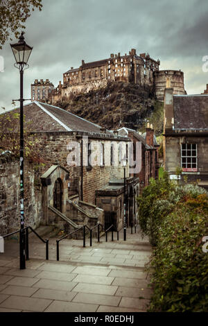 Blick auf die Burg von Edinburgh in Schottland, aus der Vennel Schritte bei Tageslicht, mit grauen Moody Himmel. Reisen. Stadtbild. Stockfoto