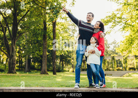 Bild der glücklichen freudige junge Familie Vater, Mutter und Tochter spielen gemeinsam im Herbst Park, auf dem Land, geniessen Sie die Natur vor der Tür. Attraktiver Mann Stockfoto