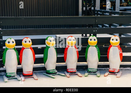 Reihe von Skate für skate Lernenden, in Form von bunten Pinguine. Eislaufen Helfer. Zahlen für Anfänger, die zum ersten Mal auf dem Eis sind Stockfoto