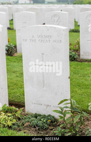 Tyne Cot Friedhof, Zonnebeke, Belgien, 25. September 2013 ; Grabstein eines nicht identifizierten WW1 Commonwealth Soldat Stockfoto