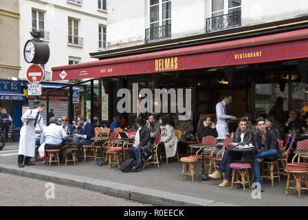 Die Gäste sitzen außerhalb des Delmas Diner auf der Rue Mouffetard, einer beliebten Straße, gesäumt mit Cafés, Bars, Souvenirläden und ein Open-Air-Markt, Paris, Frankreich. Stockfoto