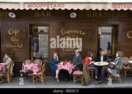 Die Menschen essen Sie in einem Café in der Rue Mouffetard, einer beliebten Straße mit Cafés, Bars, Souvenirläden und ein Open-Air-Markt, Paris, Frankreich. Stockfoto
