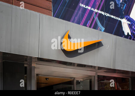 Store signage eines internationalen Amerikanische Schuhmarke. Das Bild wird auf Bagdad Avenue der Stadtteil Kadiköy auf der asiatischen Seite von turkoman erfasst Stockfoto