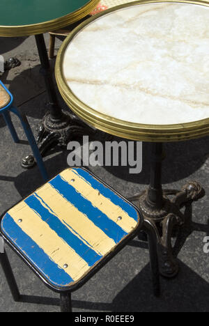 Bunte Sitze und traditionelle französische Bistro Tische draußen ein Cafe auf der Rue Mouffetard, Paris, Frankreich. Stockfoto