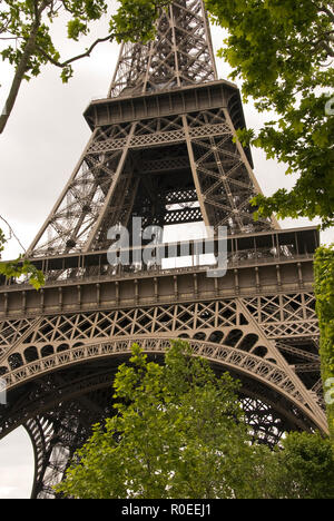 Den mittleren Abschnitt der Eiffelturm, die ikonische Bügeleisen Turm auf dem Champ de Mars in Paris, Frankreich. Stockfoto
