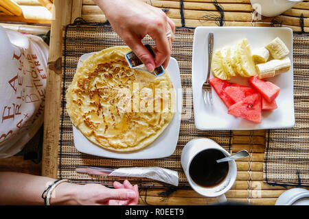 Ein Frühstück in einem Hotel in Indonesien. Stockfoto