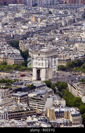 Der Arc de Triomphe de l'Etoile von der Oberseite des Eiffel Tower, Paris, Frankreich gesehen. Stockfoto
