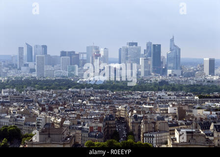 Blick in Richtung La Defense - Europas größte Geschäftsviertel - von der Oberseite der Eiffelturm, Paris, Frankreich gesehen. Stockfoto