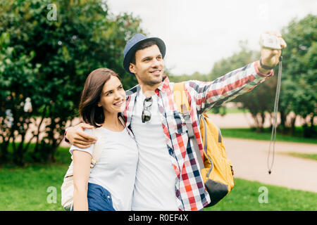 Glückliches Paar in Spaziergang im Green Park, die selfie, einander umarmen, Ausgaben gute Zeit zusammen während der Sommerferien. Zwei Touristen p Stockfoto